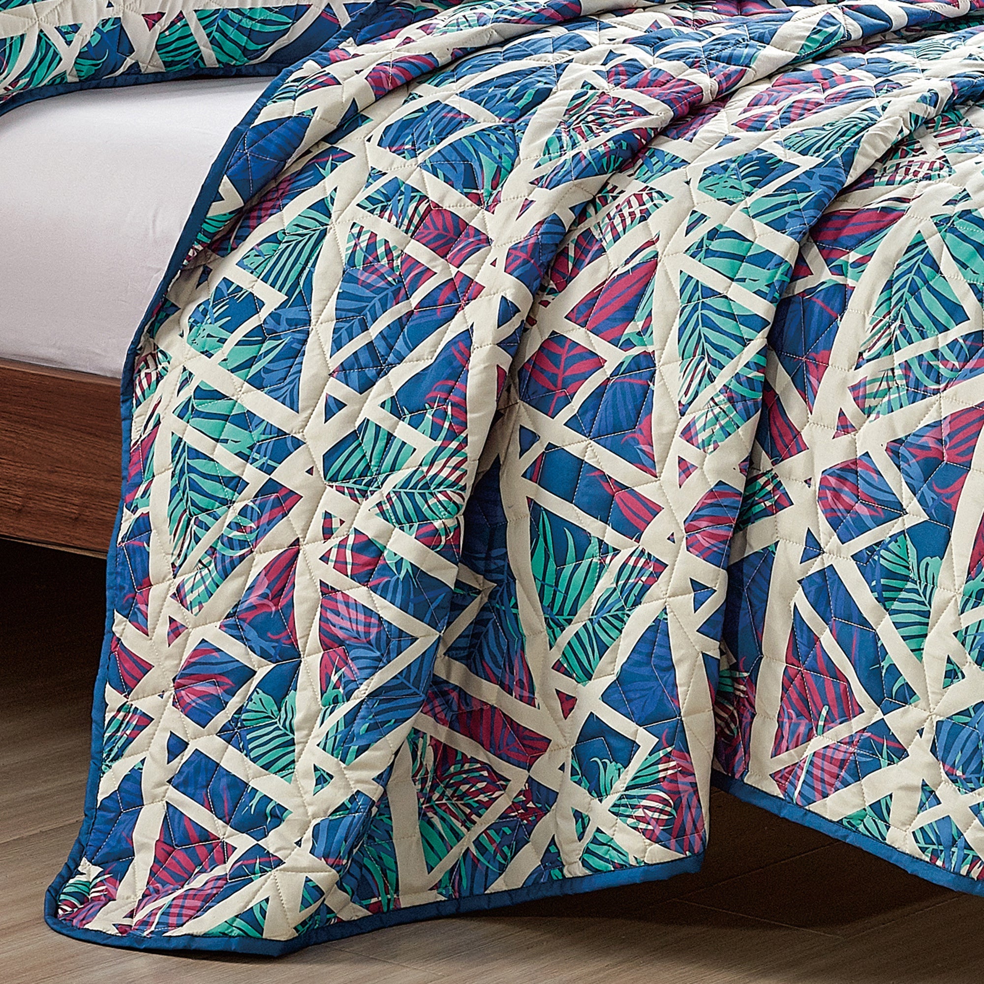 Reversible 3-Piece Geometric Triangle Bedspread Set - Quilted Coverlet with Pillow Shams