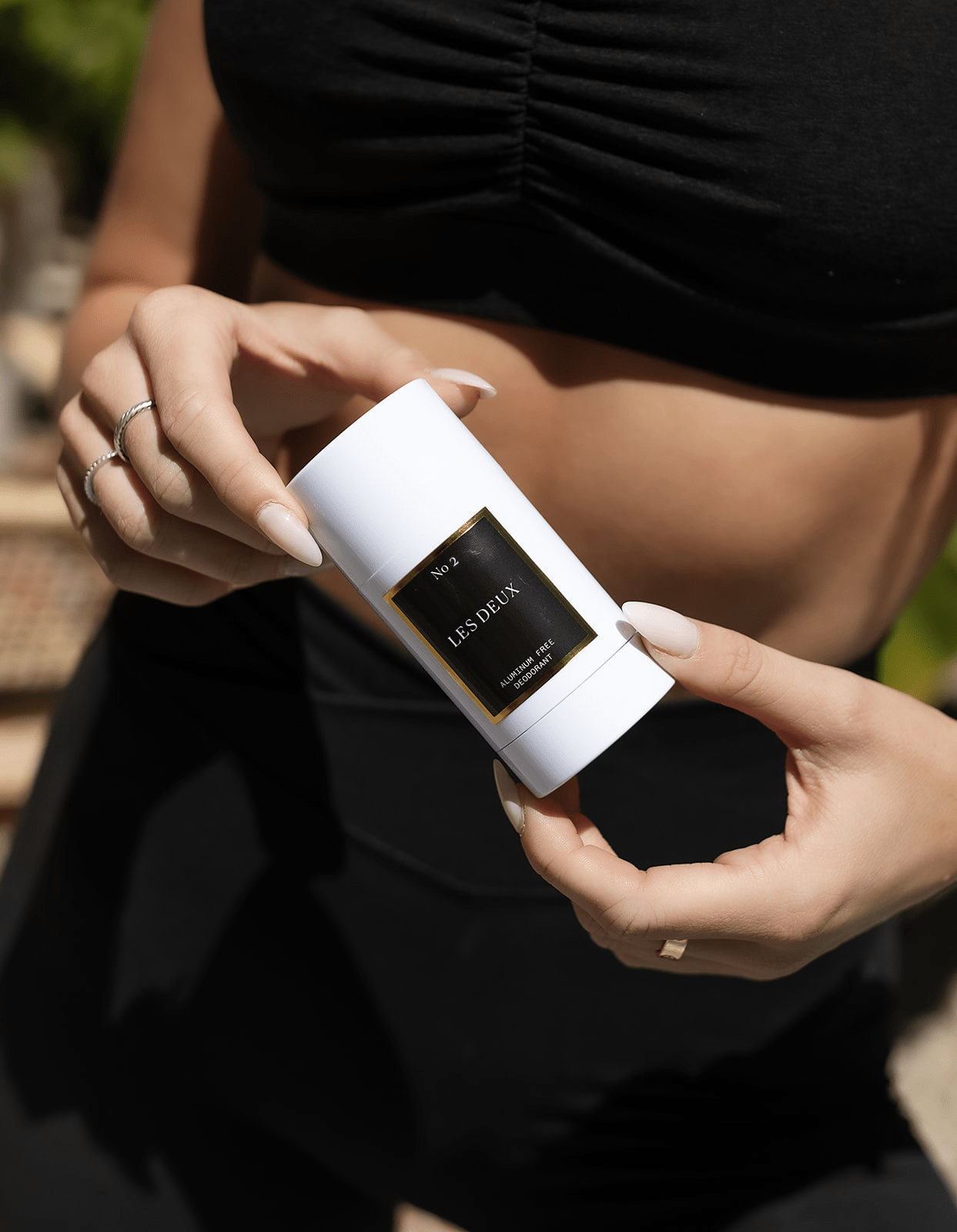Person holding a white cylindrical container with 'LES VICHOS' branding.
